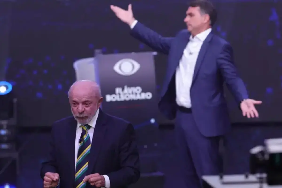 Lula e Flávio Bolsonaro durante debate presidencial