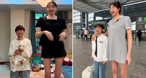 Xiao Yue ao lado do marido e do filho