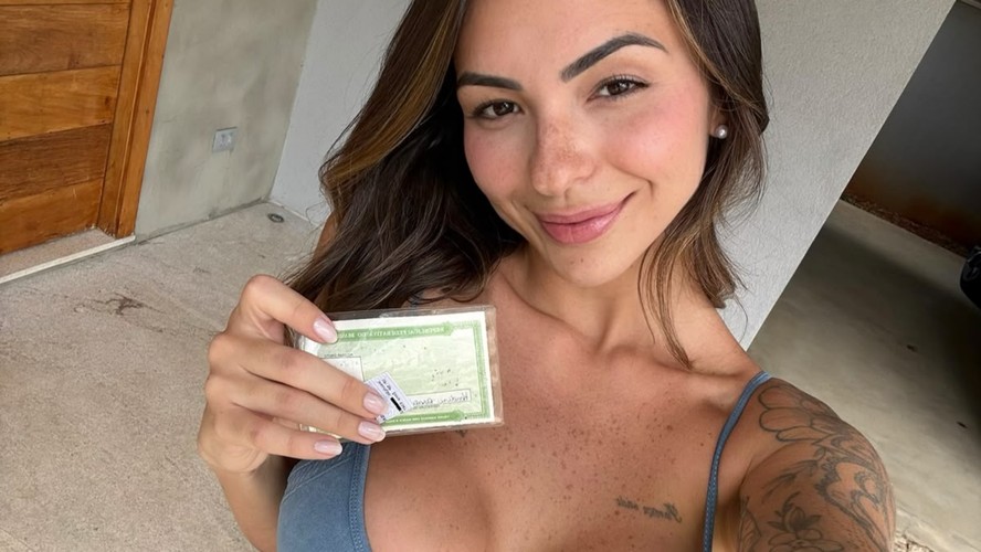 Karol Rosalin com roupa de treino