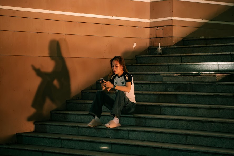 Pessoa usando o Instagram no celular
