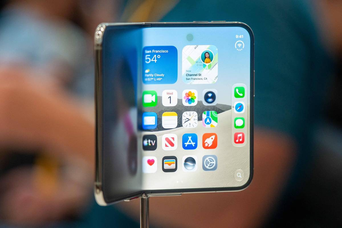 iPhone Duo aberto com tela inicial de aplicativos