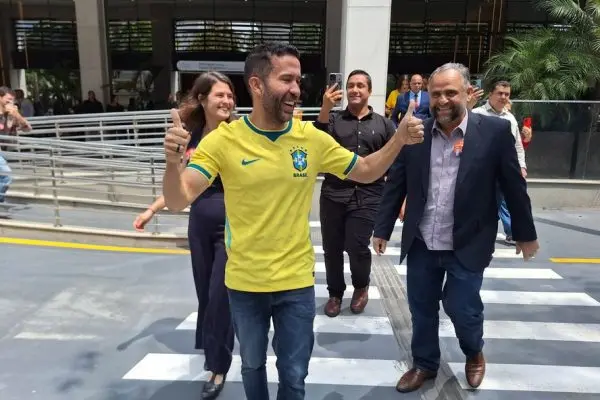 Após alta, Janones diz que vai voltar à campanha de Lula e detona extrema-direita