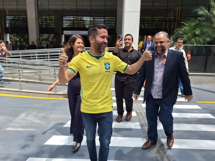André Janones deixa o Hospital Vila Nova Star em São Paulo