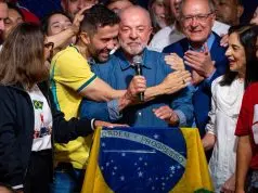 André Janones abraça o presidente Lula