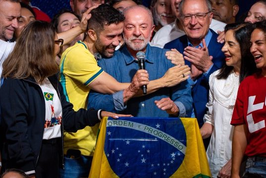 André Janones abraça o presidente Lula