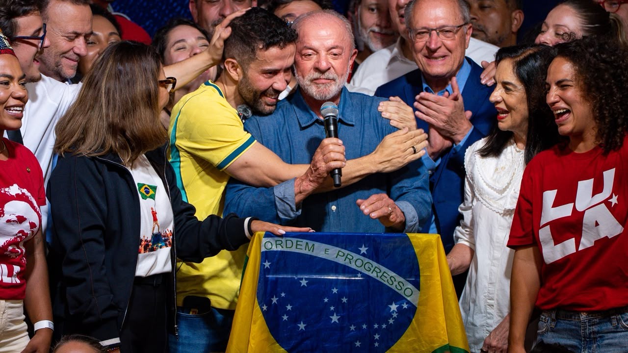 André Janones abraça o presidente Lula