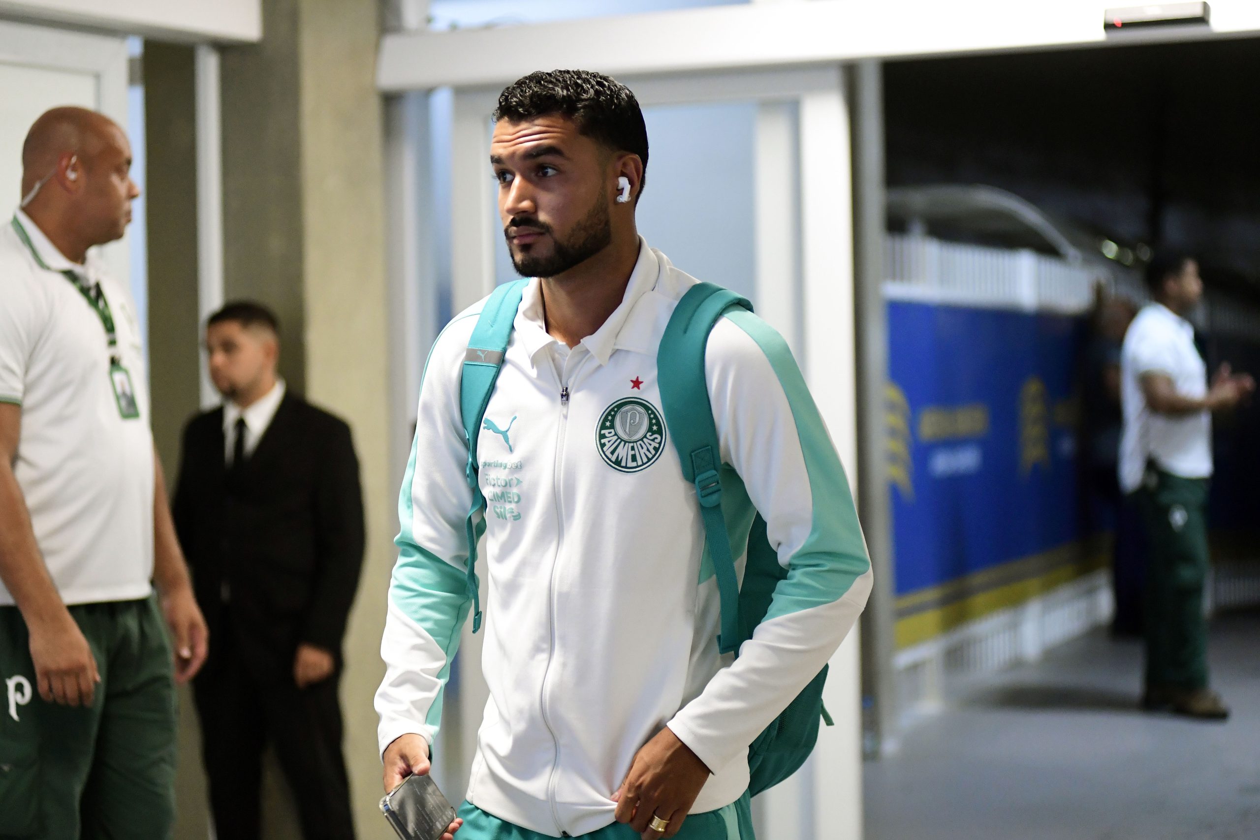 Jefté, lateral-esquerdo do Palmeiras, antes de partida contra o Vitória