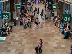 Passageiros circulam pelo Terminal Rodoviário do Tietê, em São Paulo