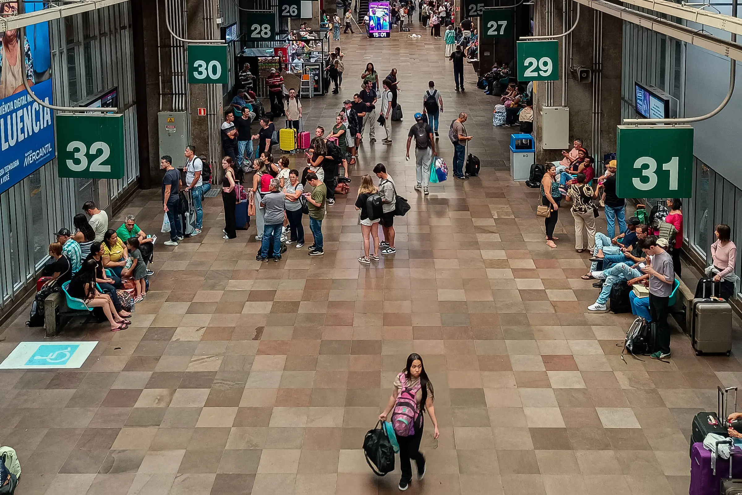 Passageiros circulam pelo Terminal Rodoviário do Tietê, em São Paulo