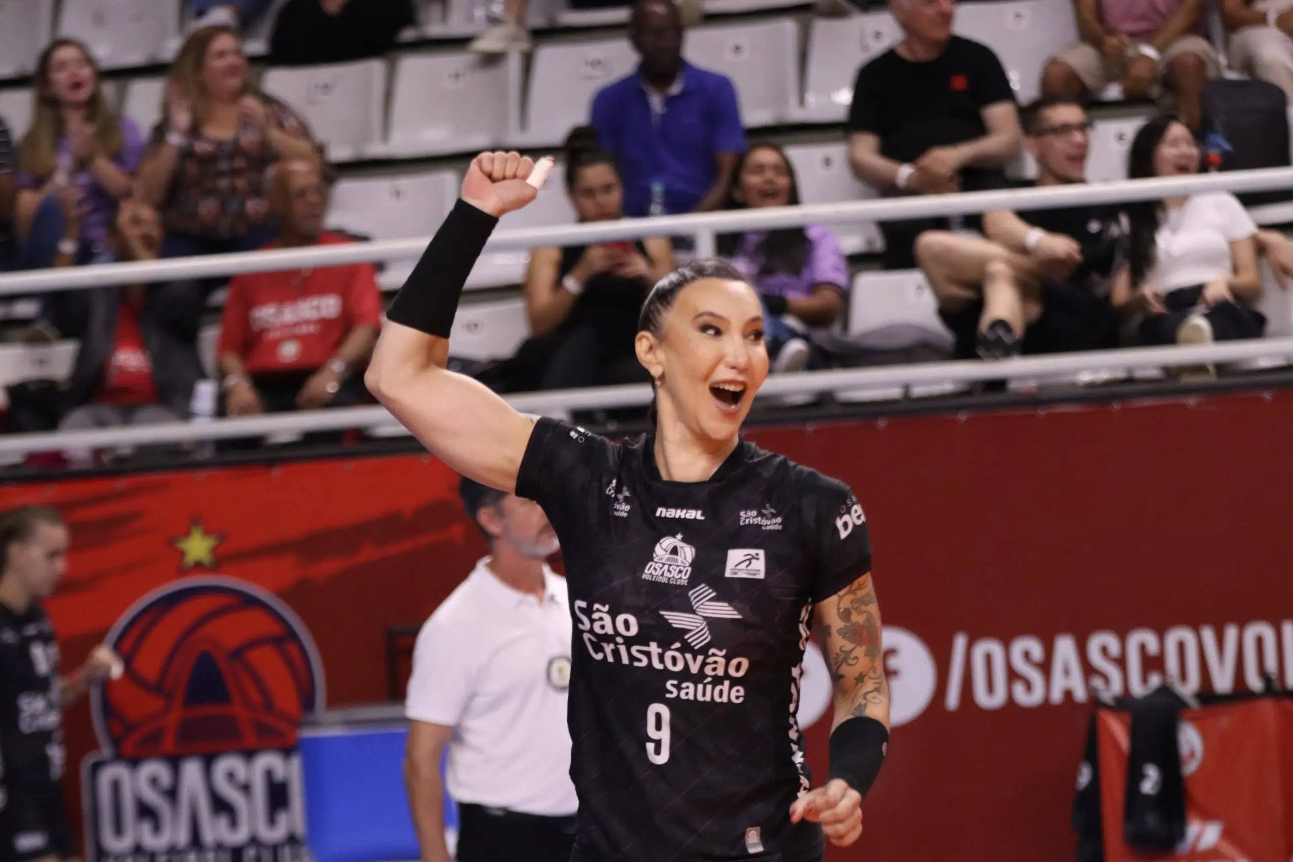 Tifanny Abreu durante partida da Supercopa de Vôlei