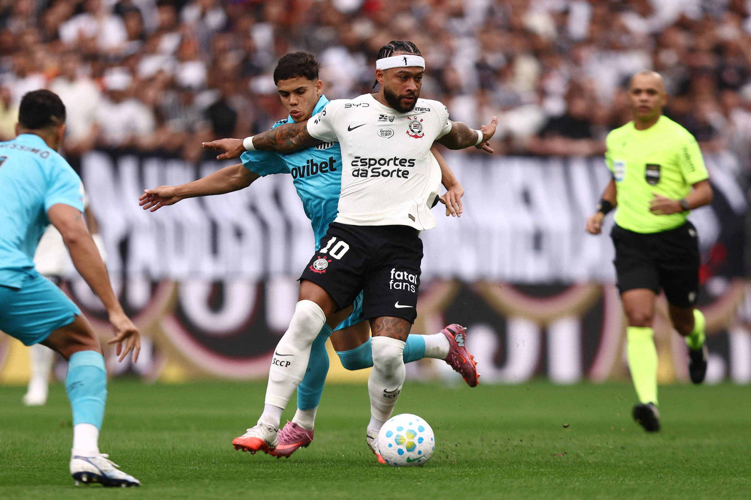 Memphis Depay durante partida do Corinthians