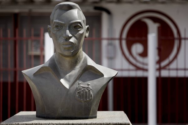 Juventus tira busto de Pelé da rua Javari durante reforma do estádio