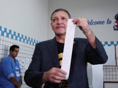 Kassio Nunes Marques segura boletim de urna em Brasília