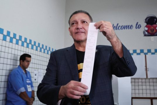 Kassio Nunes Marques segura boletim de urna em Brasília