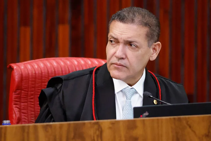 André Janones mostra celular para Lula