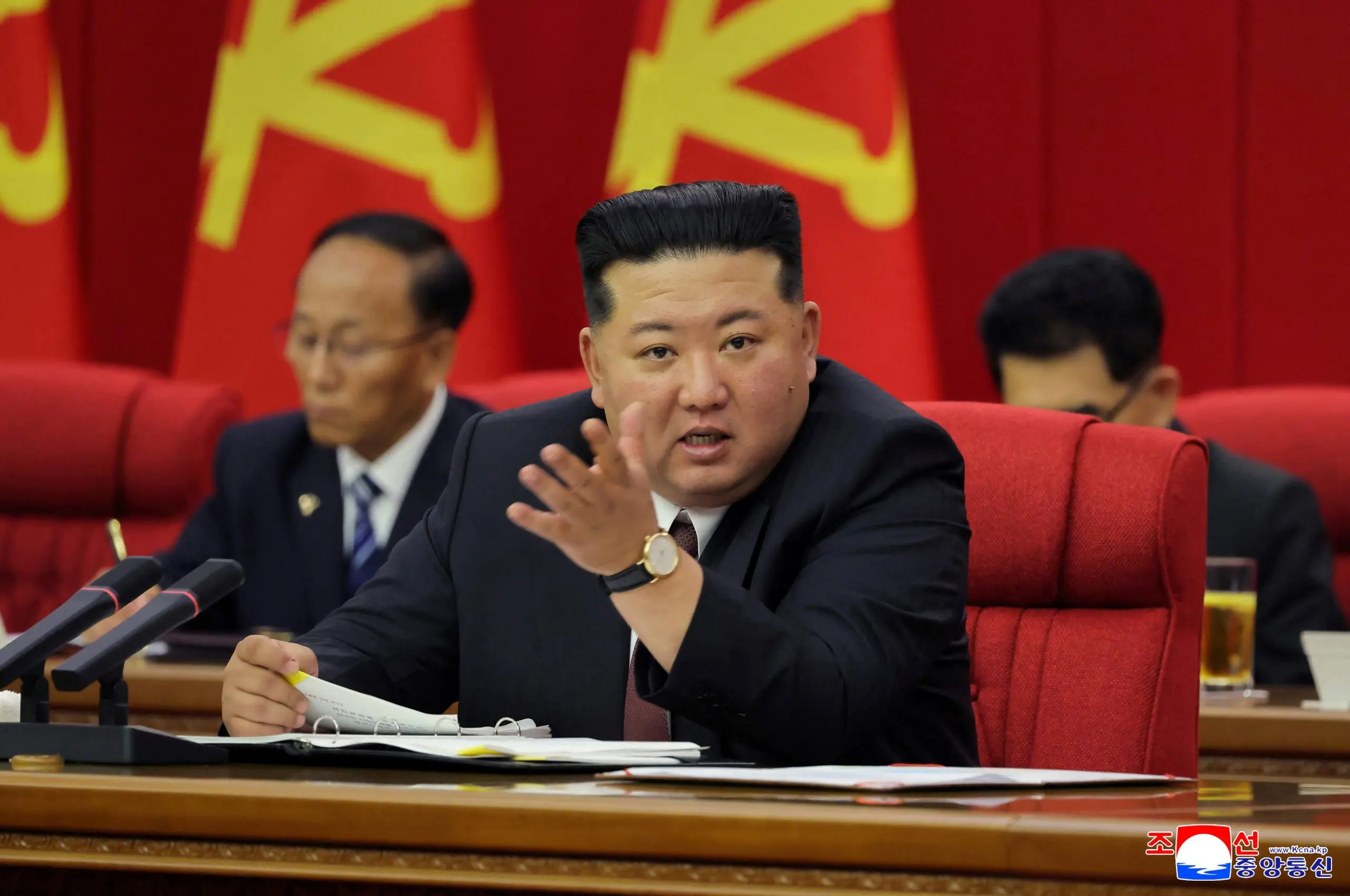 Iate de luxo de 80 metros no litoral de Wonsan, na Coreia do Norte