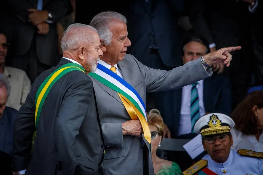Lula e José Múcio durante desfile de 7 de Setembro em Brasília