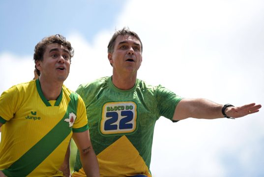Nikolas Ferreira e Flávio Bolsonaro durante o Bloco do 22 em Belo Horizonte