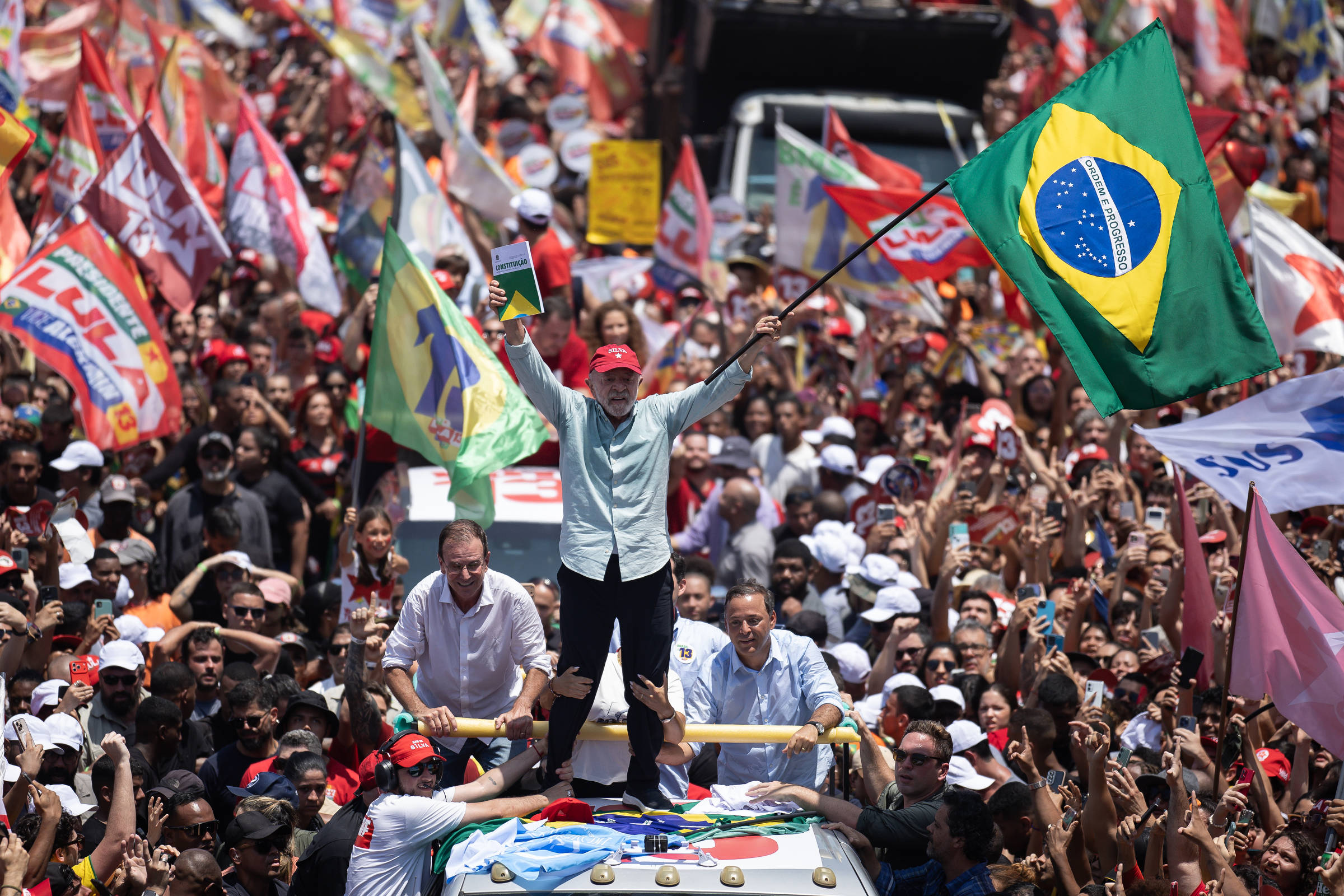 Lula em veículo durante ato de campanha com bandeiras do Brasil em Copacabana