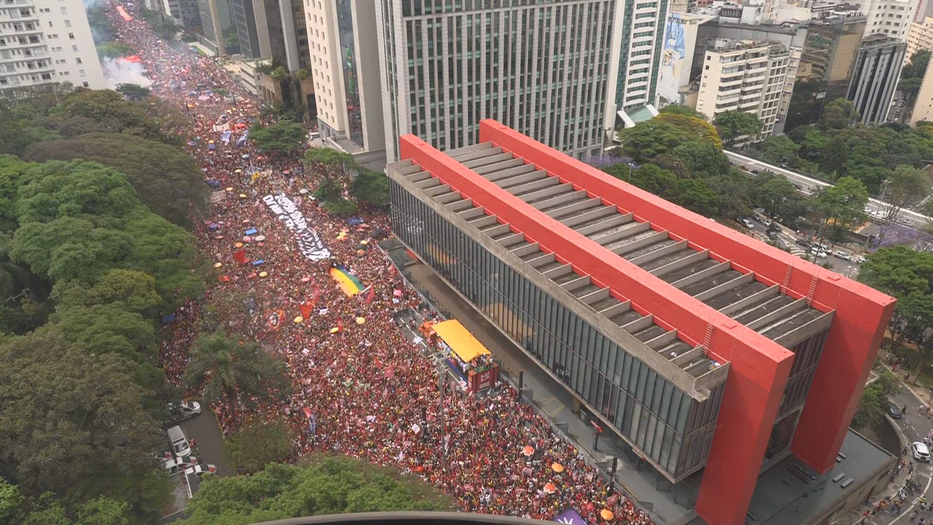 Apoiadores de Lula reunidos na Avenida Paulista