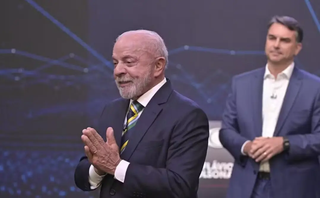 Lula e Flávio Bolsonaro durante debate