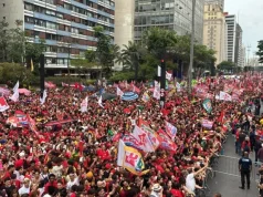 Lula em carro aberto durante ato na Avenida Paulista