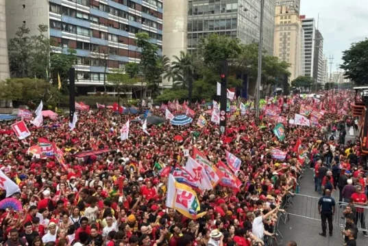 Lula em carro aberto durante ato na Avenida Paulista