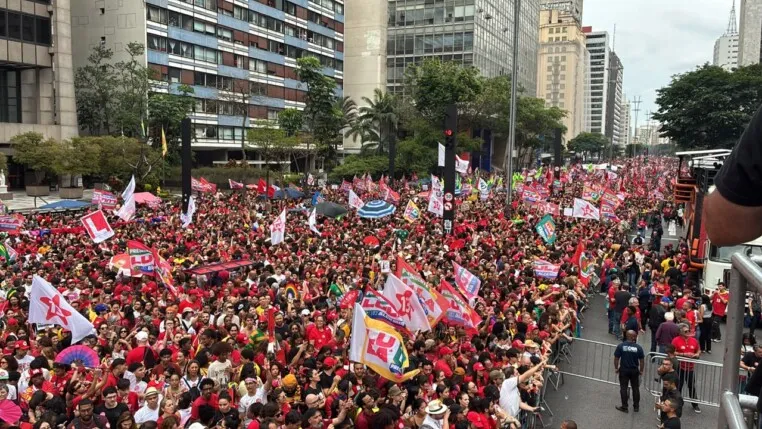 Lula em carro aberto durante ato na Avenida Paulista
