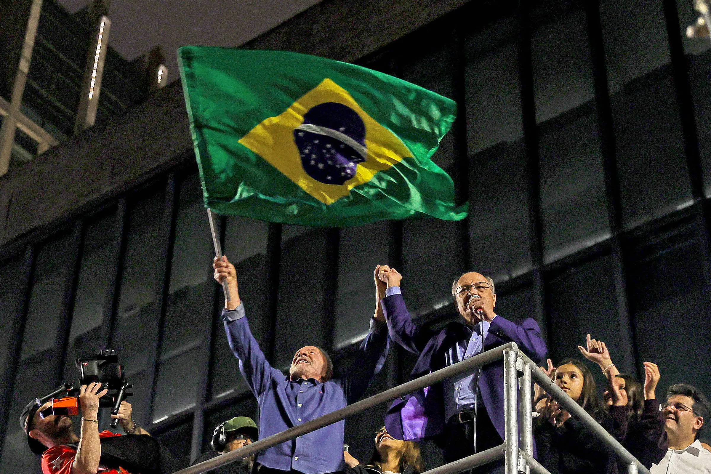 Lula, Geraldo Alckmin, Janja Lula da Silva e Lu Alckmin com eleitores na avenida Paulista