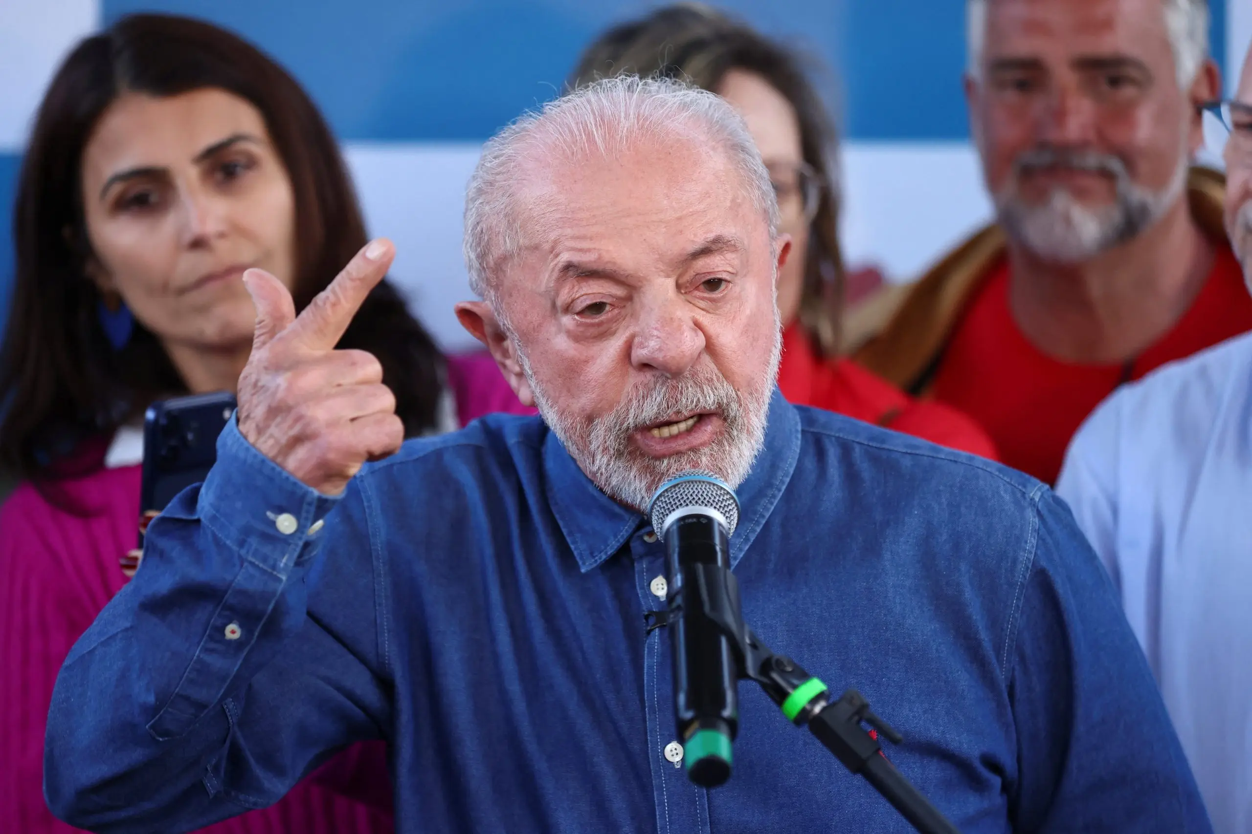 Lula discursa em comício de campanha em Porto Alegre