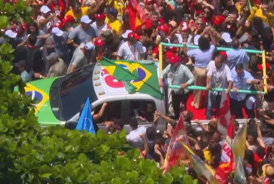 Apoiadores de Lula durante ato em Copacabana