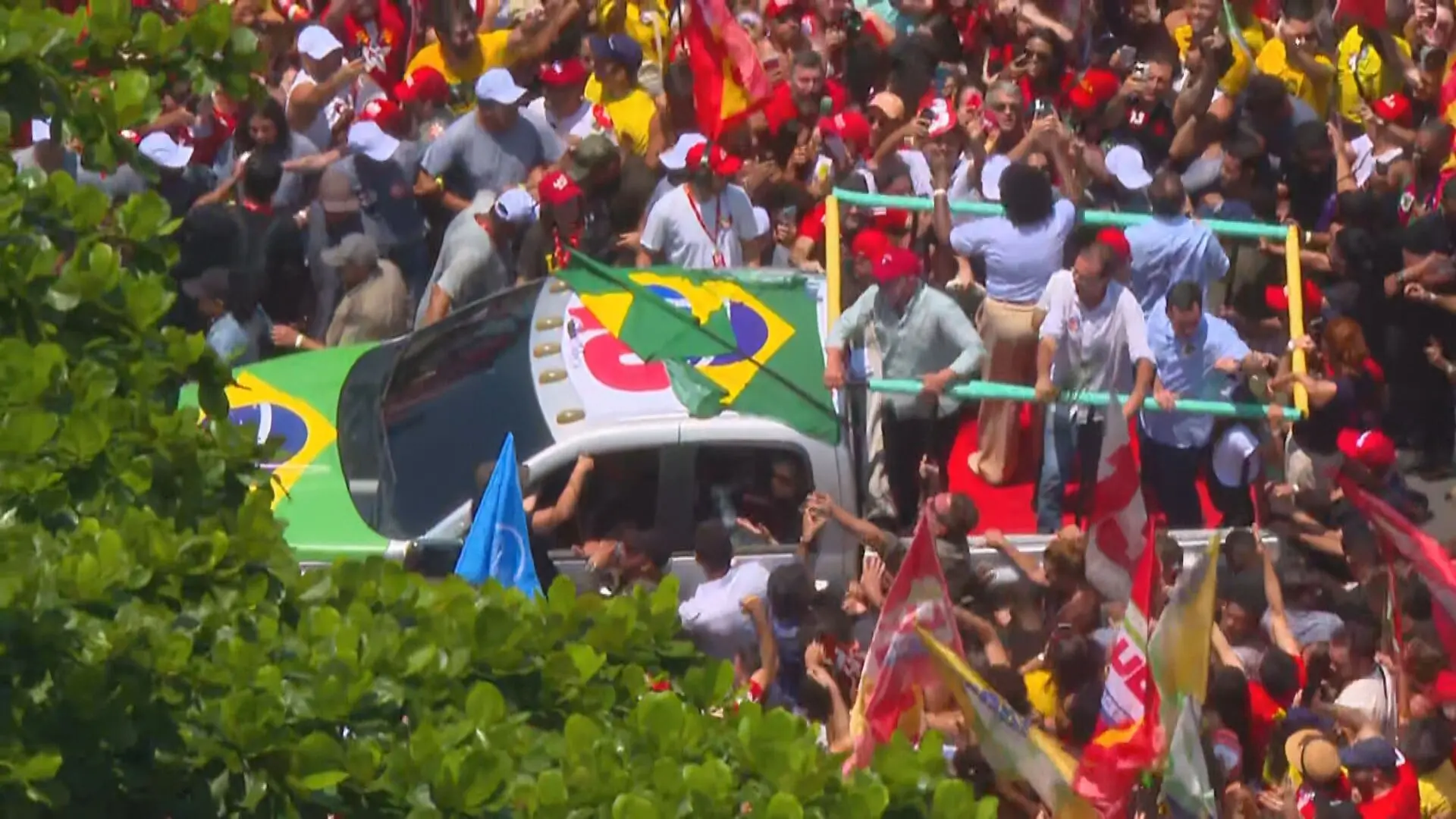 Apoiadores de Lula durante ato em Copacabana