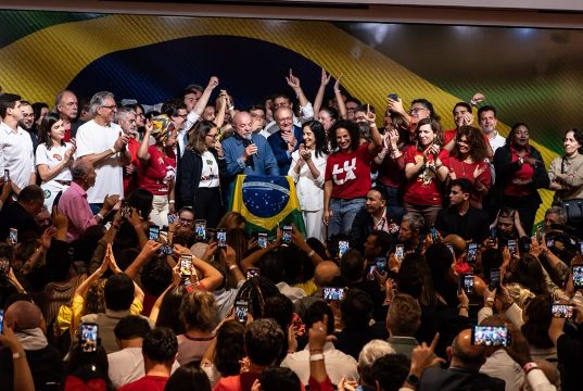 Lula discursa após a vitória eleitoral em hotel de São Paulo