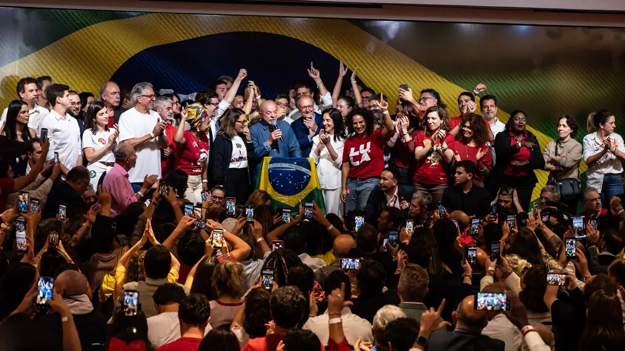Lula discursa após a vitória eleitoral em hotel de São Paulo