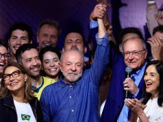Geraldo Alckmin ergue o braço de Lula durante discurso em São Paulo
