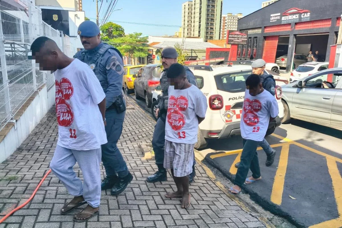 Camisetas brancas com estampa de apoio a Lula