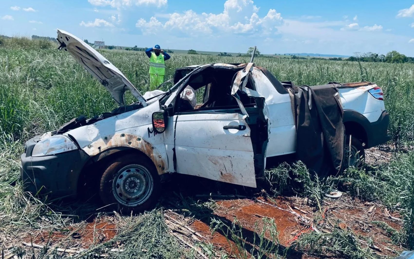 Caminhonete destruída após capotamento na BR-153 em Itumbiara