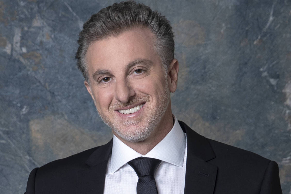 Luciano Huck no palco do Domingão com Huck