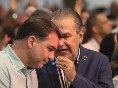Silas Malafaia conversa com Flávio Bolsonaro durante culto
