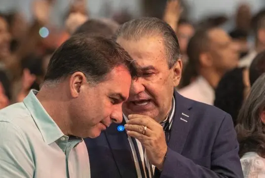 Silas Malafaia conversa com Flávio Bolsonaro durante culto