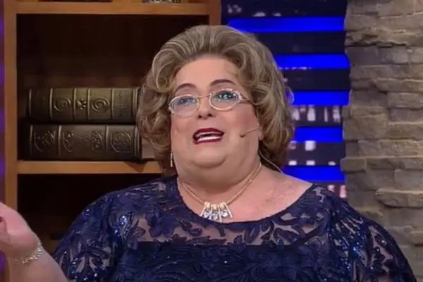 RedeTV! aciona bombeiro e enfermeira para atender apresentadora durante engasgo