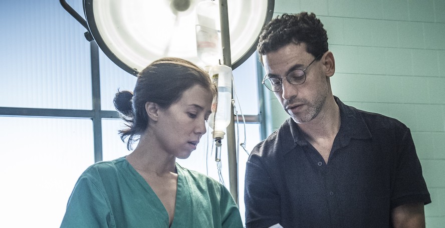 Marjorie Estiano e Márcio Maranhão em cena de Sob Pressão