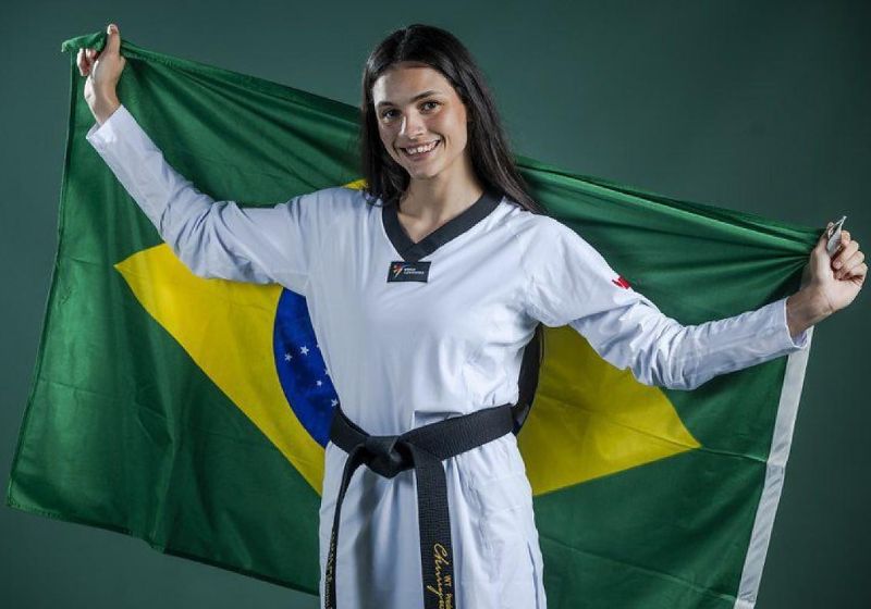 Maria Clara Pacheco durante competição de taekwondo