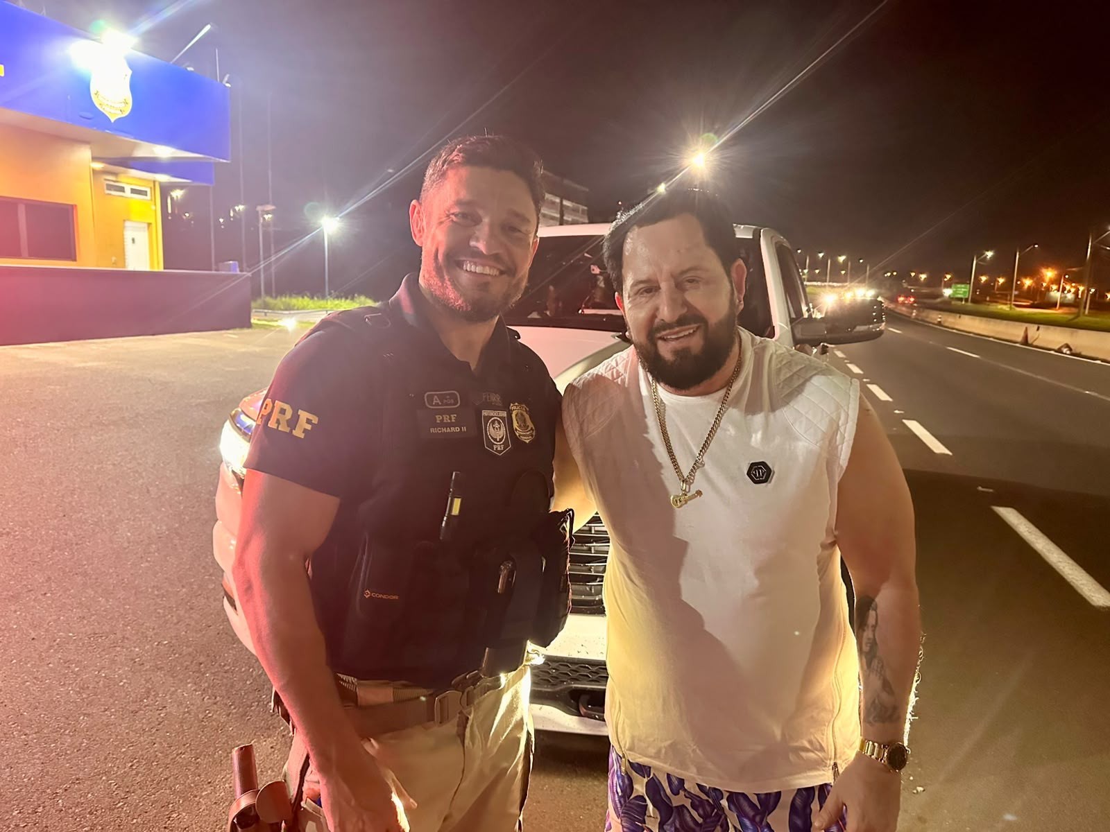 Marrone e policial rodoviário federal durante blitz na BR-153