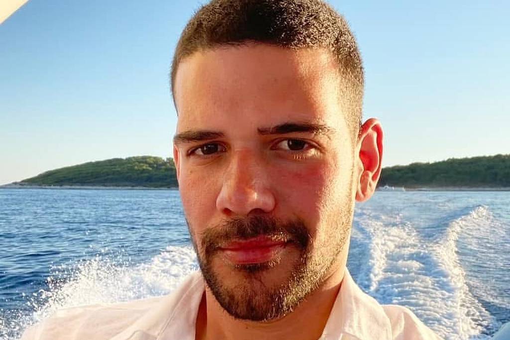 Vinicius Ramon Aguilera em barco diante do mar