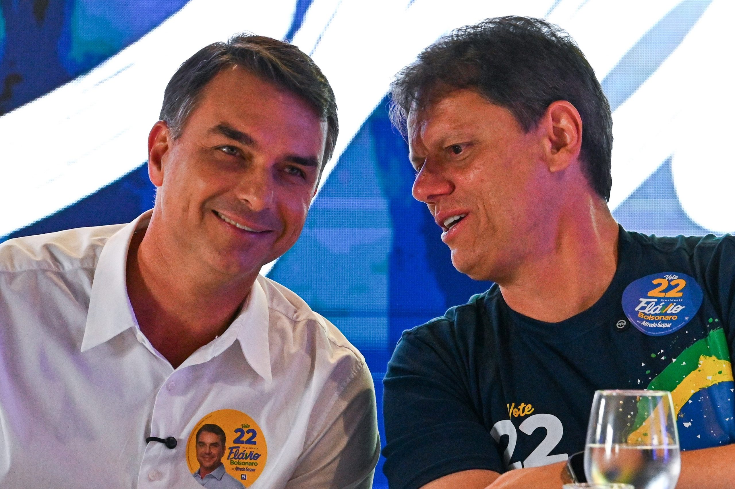 Flávio Bolsonaro ao lado de Tarcísio de Freitas durante almoço com prefeitos