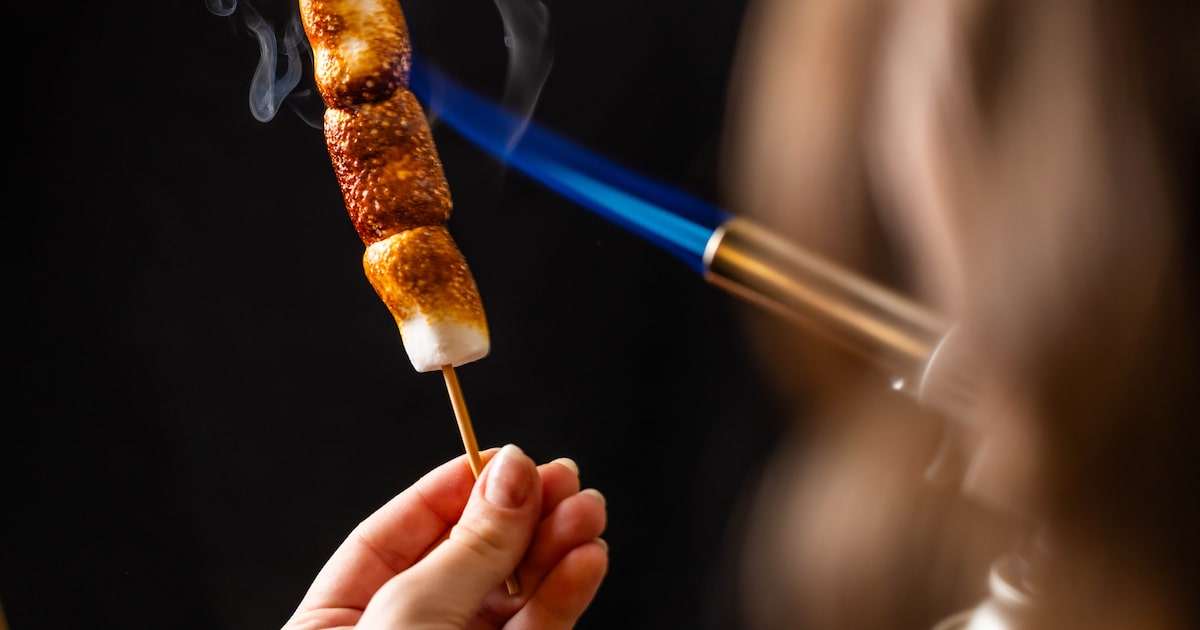 Confeiteiros provam marshmallows durante degustação às cegas
