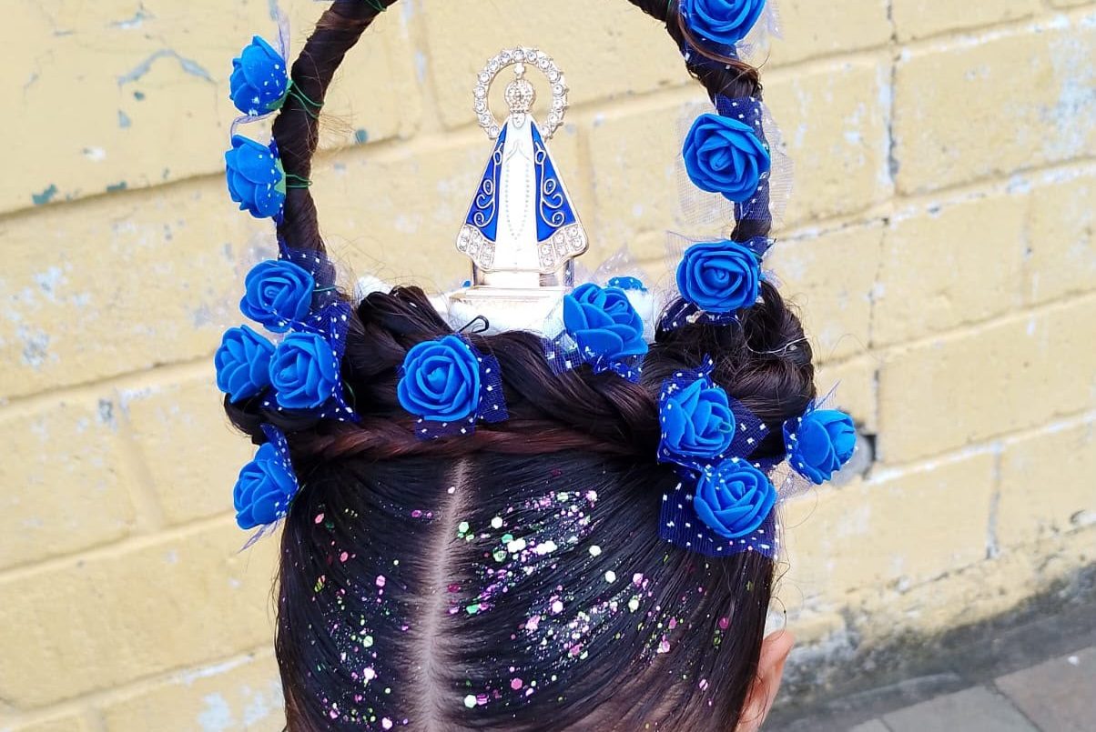 Nicolly do Sacramento com penteado em homenagem a Nossa Senhora Aparecida