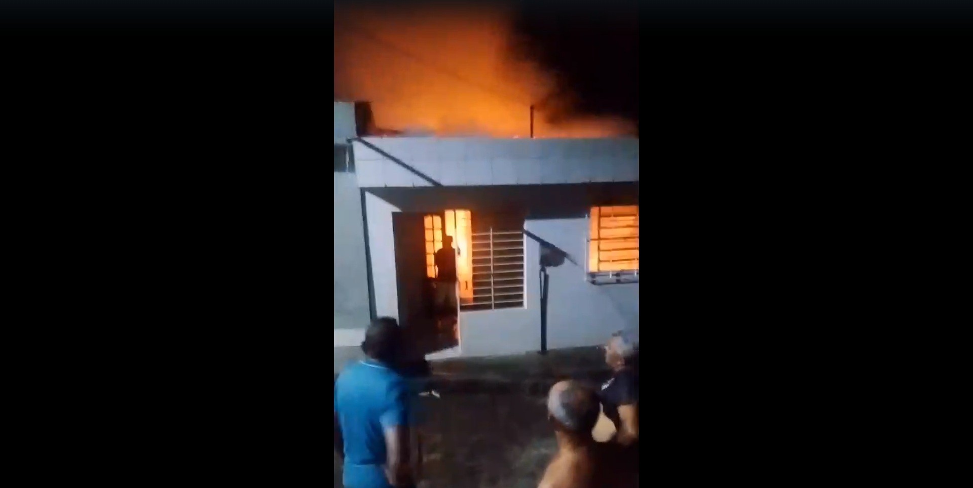 Casa destruída por incêndio em João Alfredo, Pernambuco
