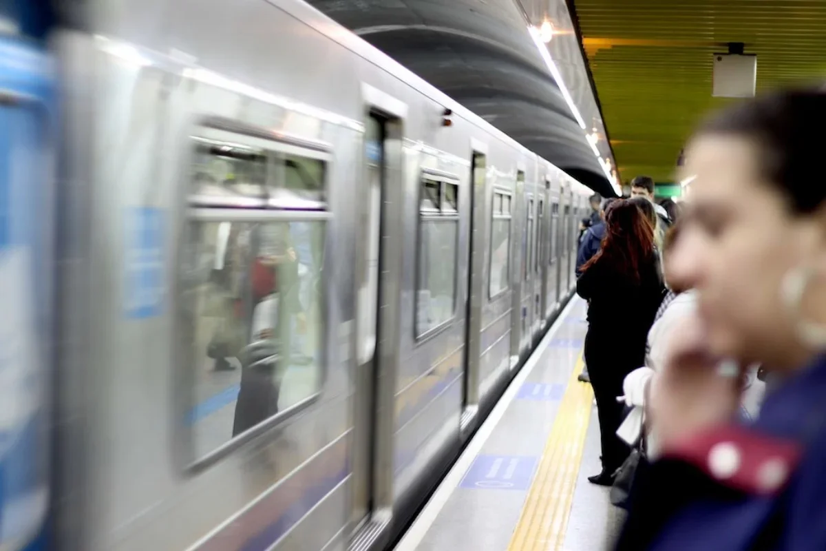 Trem do Metrô de São Paulo em estação